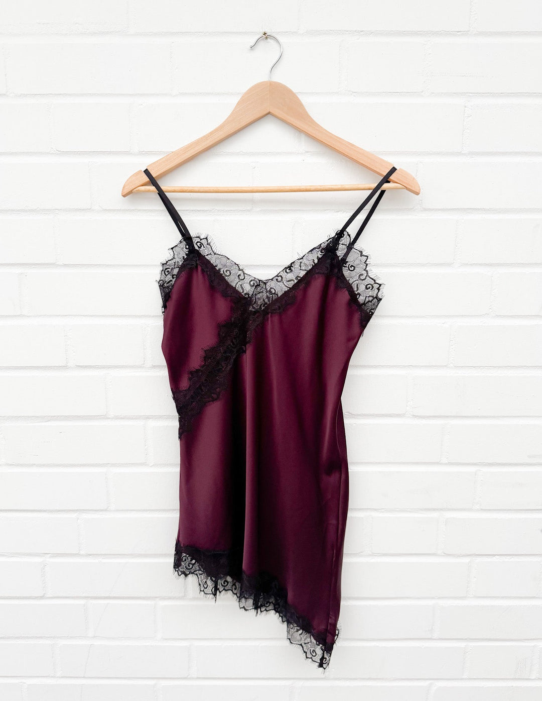 TRÄGERTOP mit Spitze asymmetrisch - versch. Farben