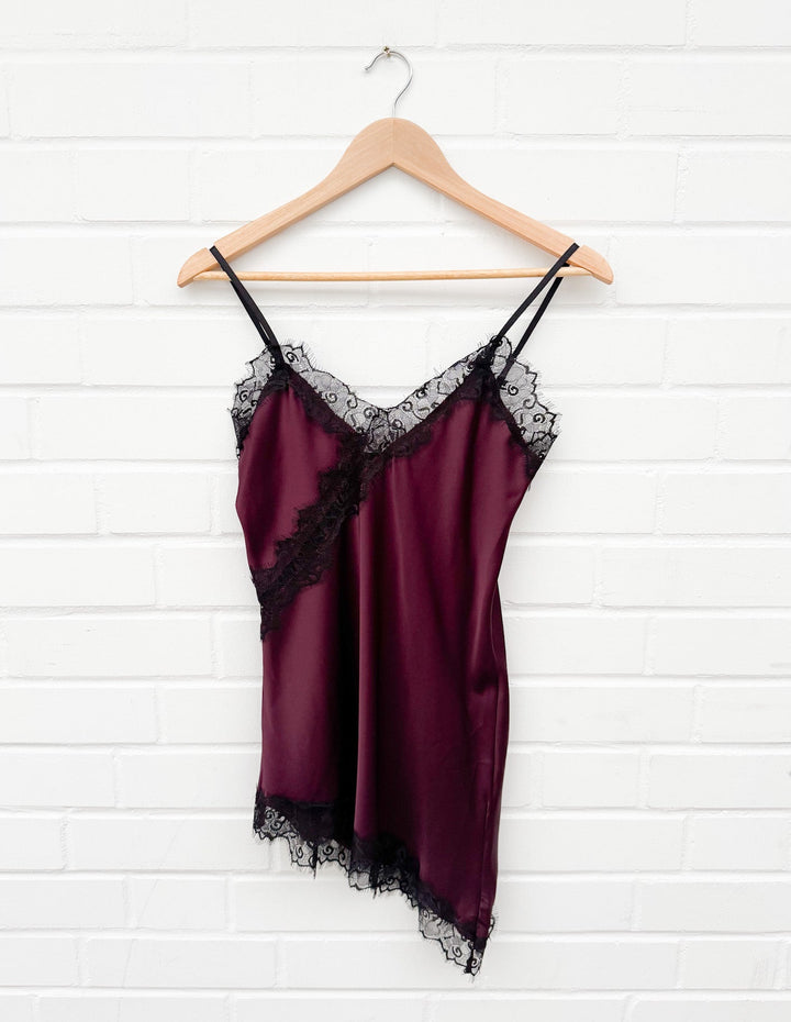 TRÄGERTOP mit Spitze asymmetrisch - versch. Farben