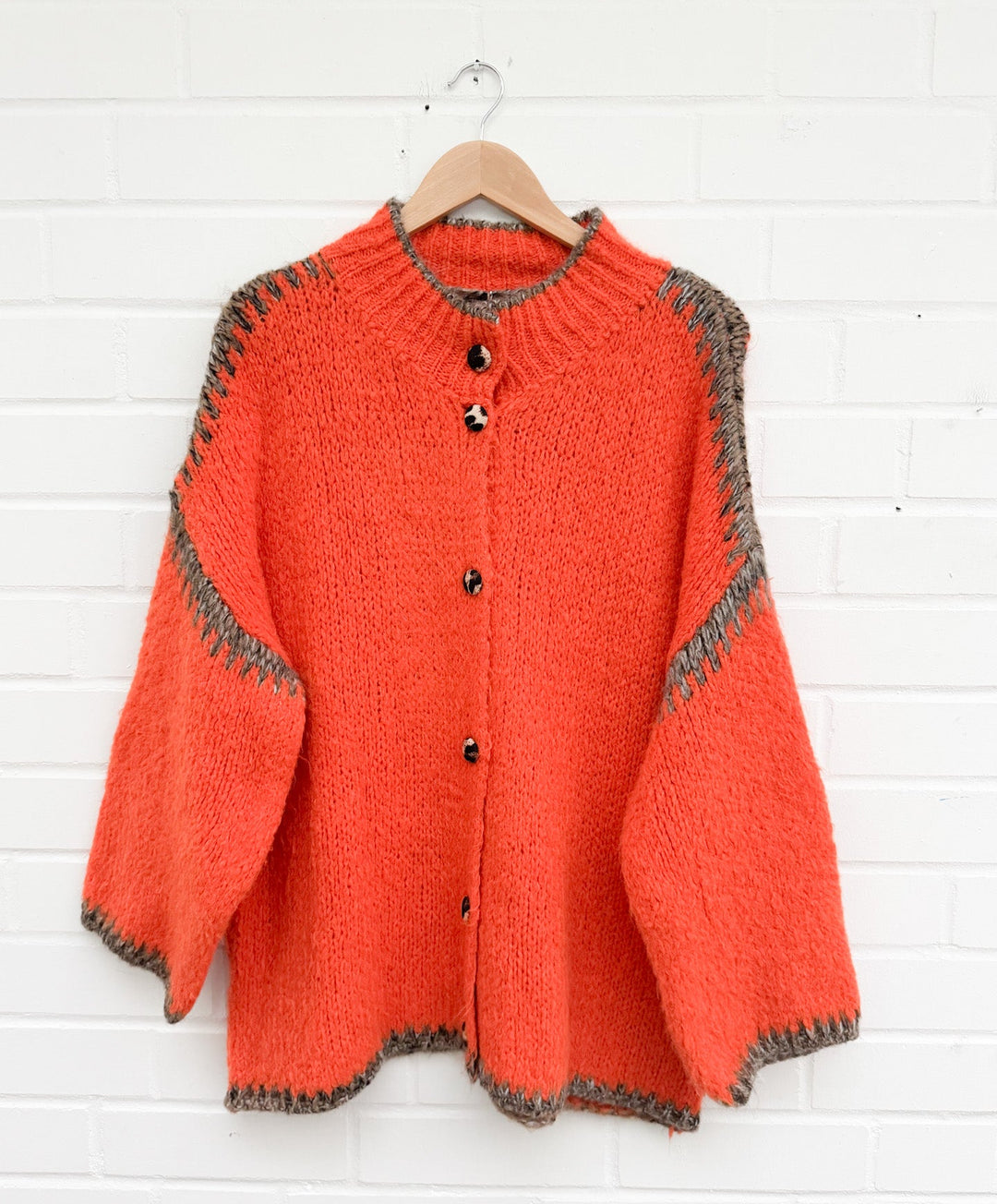 STRICKJACKE MIT NAHT & LEO KNÖPFEN - versch. Farben