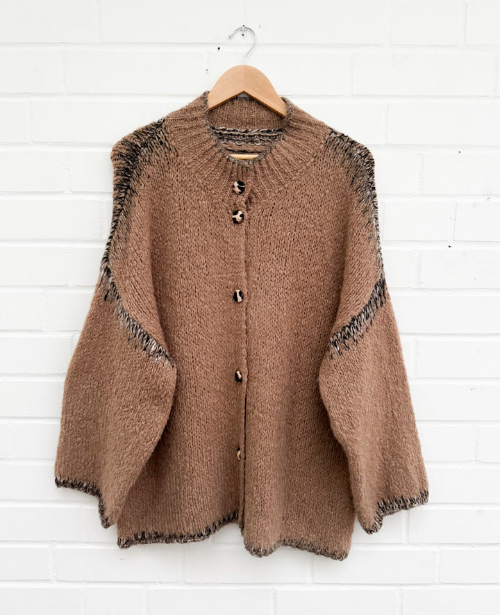 STRICKJACKE MIT NAHT & LEO KNÖPFEN - versch. Farben