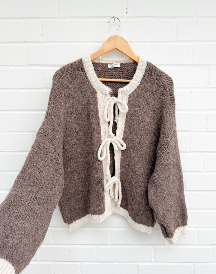 STRICKJACKE MIT SCHLEIFEN ELFI - braun
