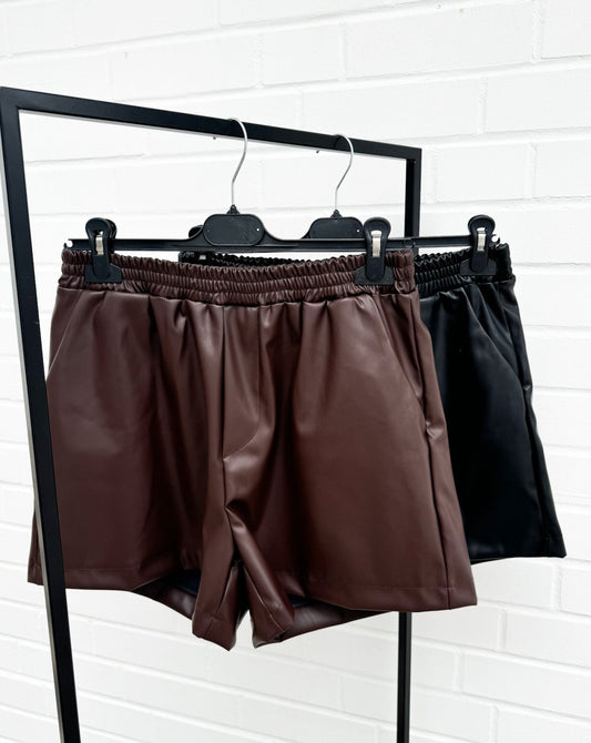 LEDEROPTIK SHORTS - Versch. Farben