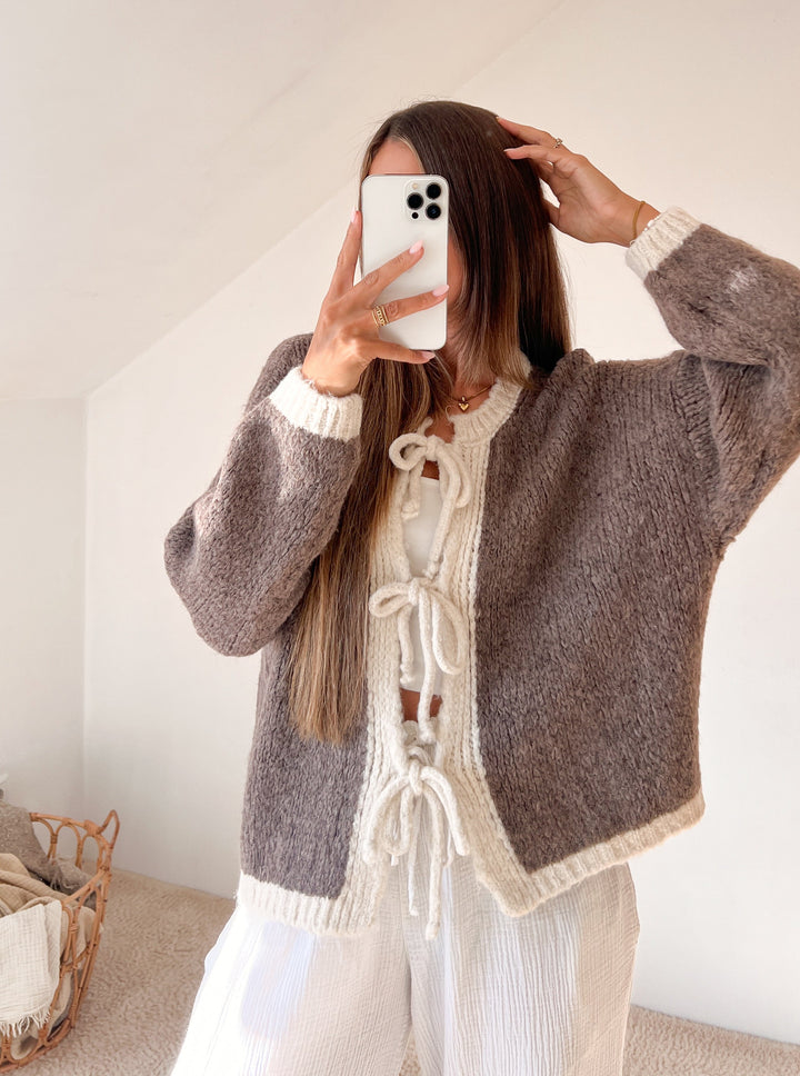 STRICKJACKE MIT SCHLEIFEN ELFI - braun