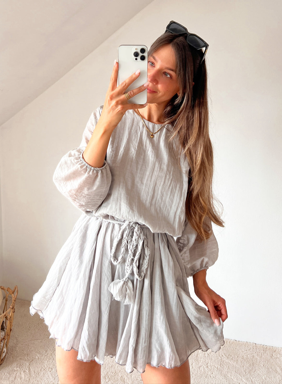 SOMMERKLEID MIT GEFLOCHTENEN BINDEBAND - versch. Farben