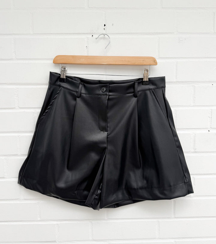LEDEROPTIK SHORTS mit Knopf - schwarz