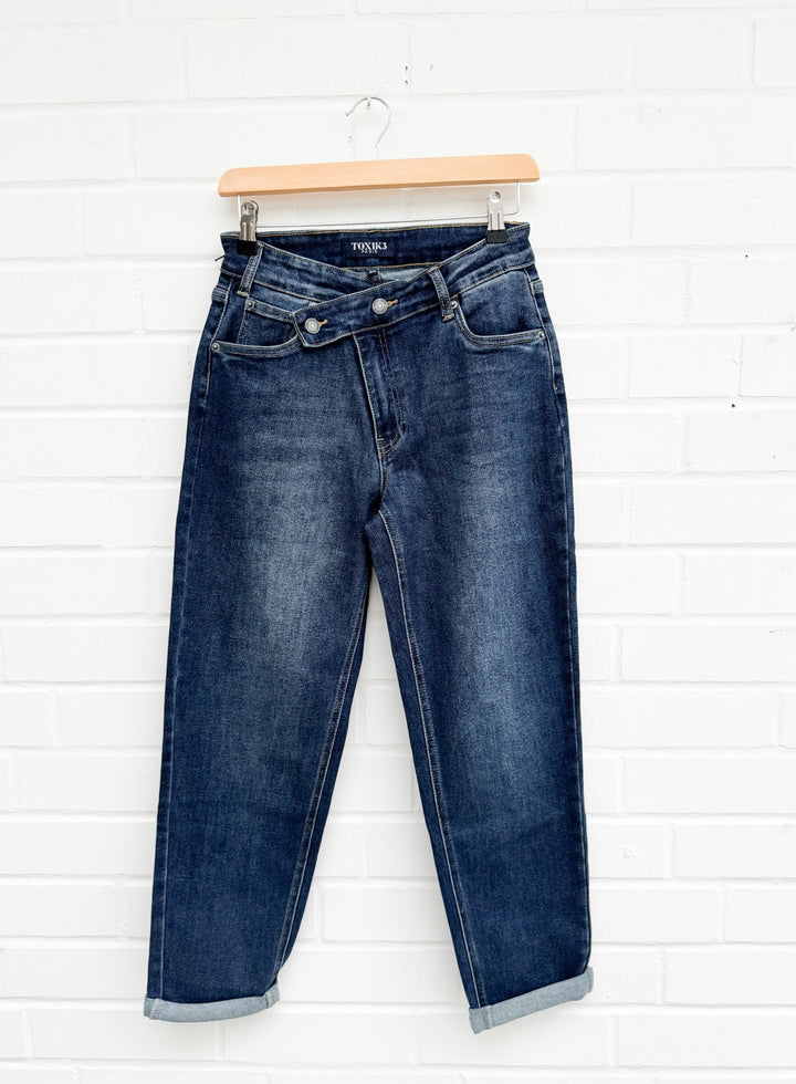 DARK BLUE ASYMETRISCHE MOMFIT JEANS