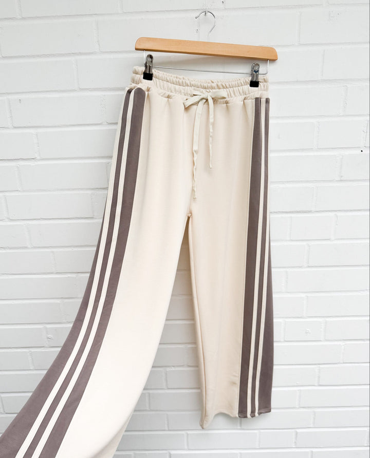 SOFT JOGGINGHOSE MIT STREIFEN - versch. Farben