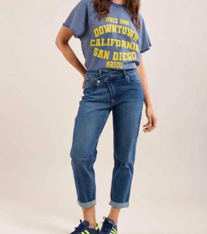 DARK BLUE ASYMETRISCHE MOMFIT JEANS