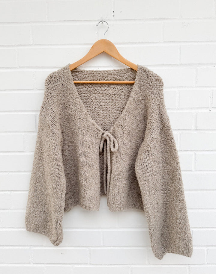 BOUCLE SCHLEIFEN STRICKJACKE - taupe