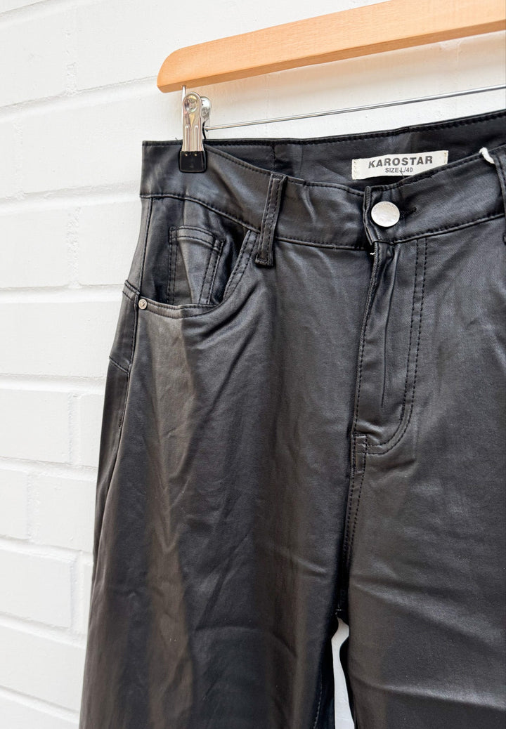LEDEROPTIK MOMFIT JEANS - schwarz - BIS GR. 48