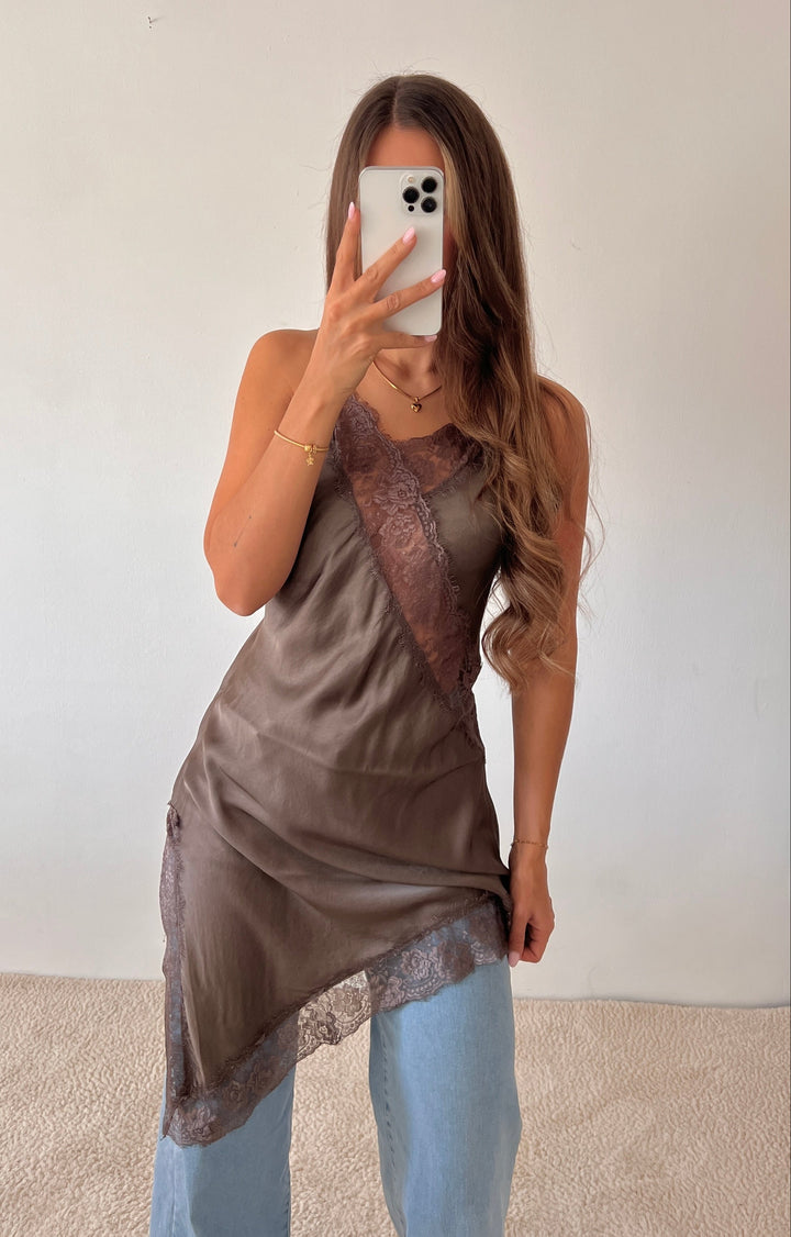 LANGES TRÄGERKLEID mit Spitze - versch. Farben