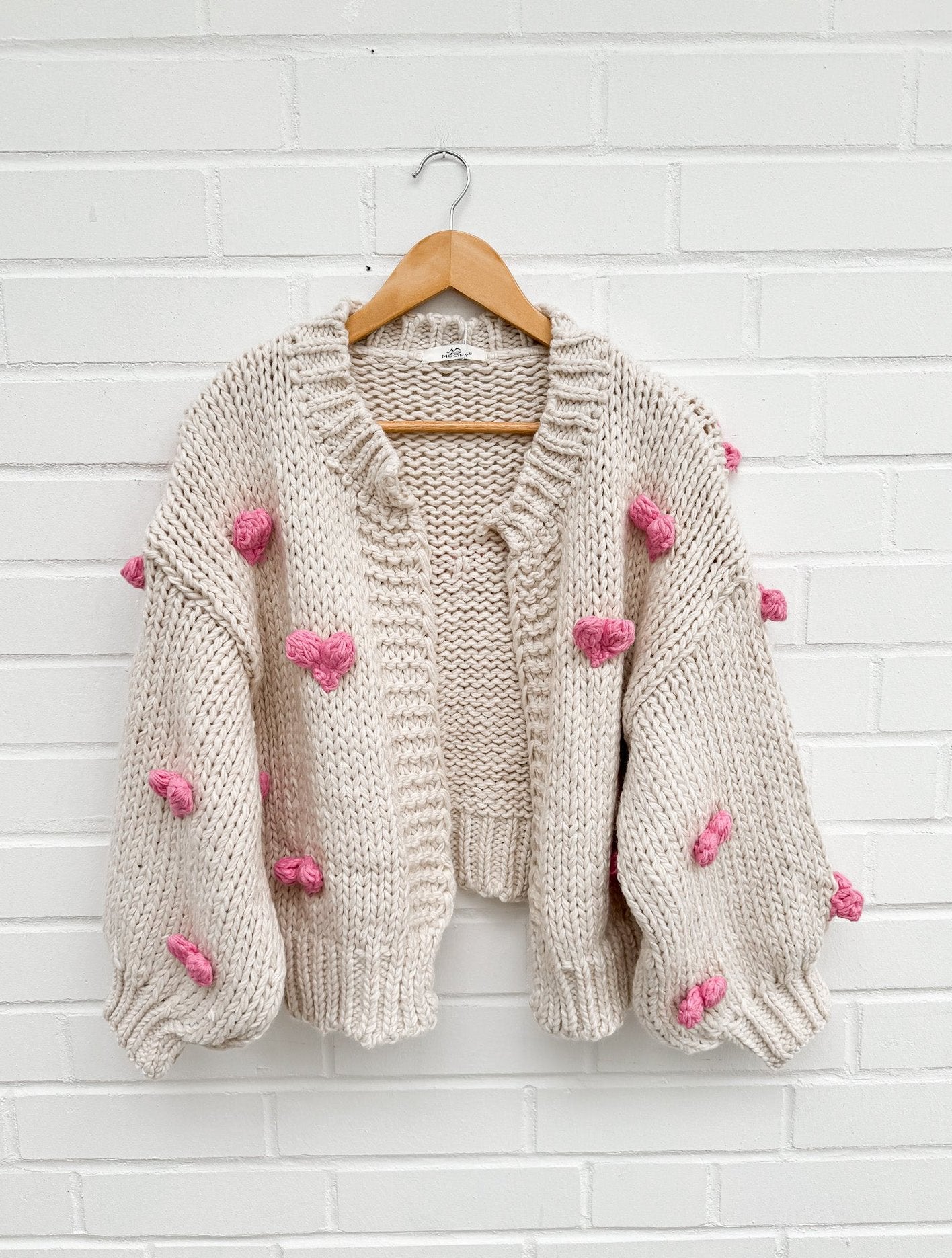 CREAMY HERZ STRICKJACKE