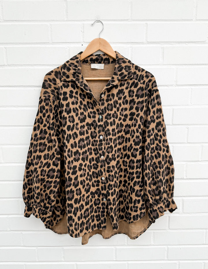 OVERSIZE LEO MUSSELIN BLUSE - Braun