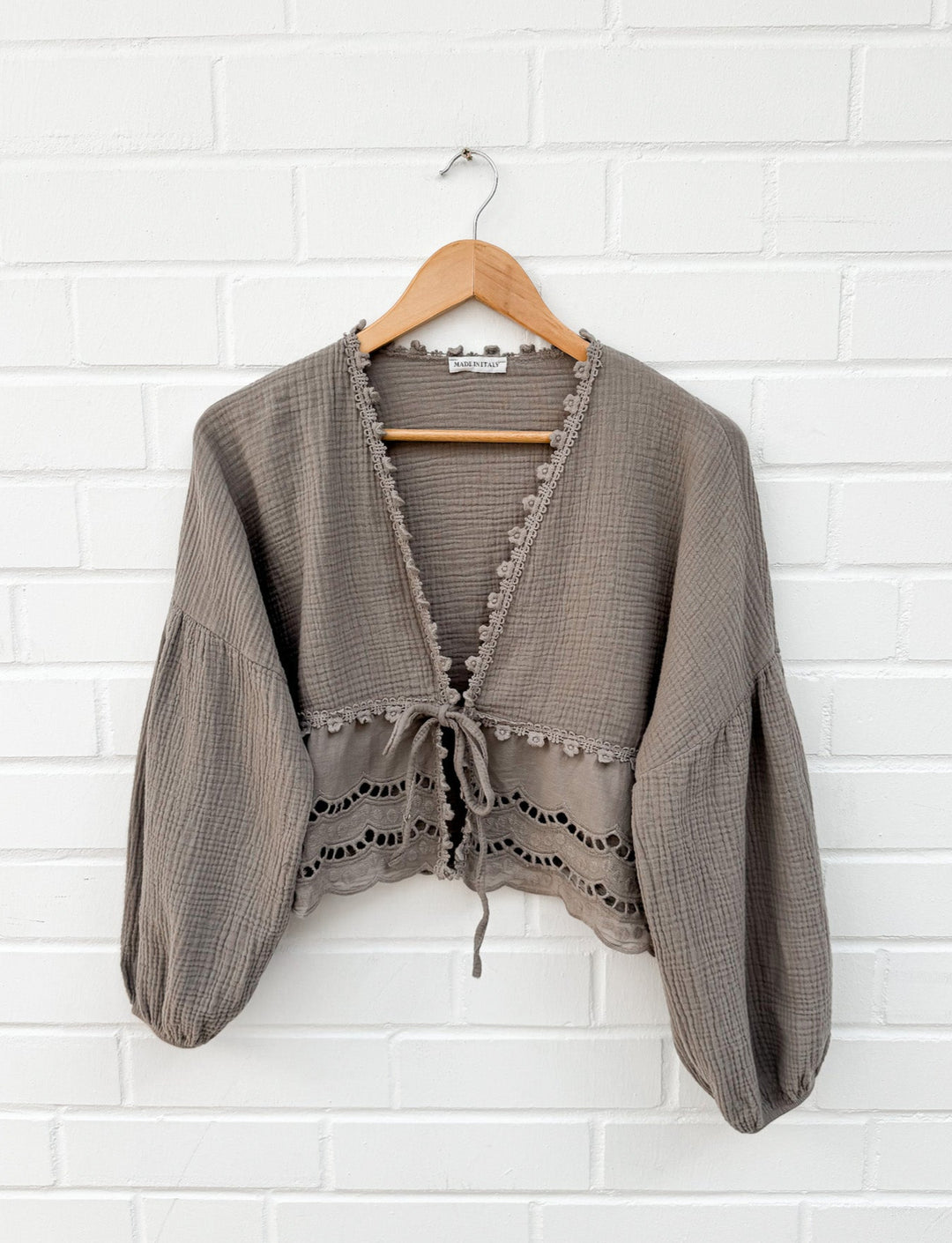 MUSSELIN BLUSE ZUM BINDEN mit Lochmuster - taupe