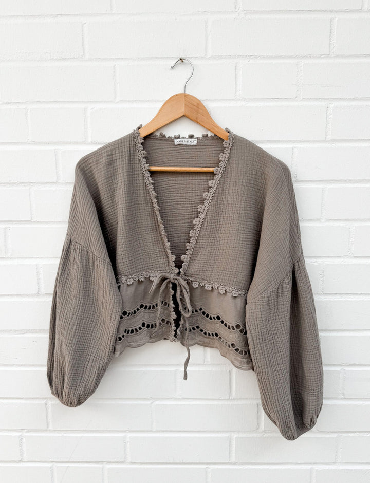 MUSSELIN BLUSE ZUM BINDEN mit Lochmuster - taupe
