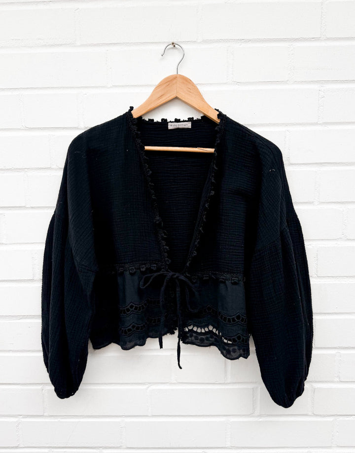 MUSSELIN BLUSE ZUM BINDEN mit Lochmuster - schwarz