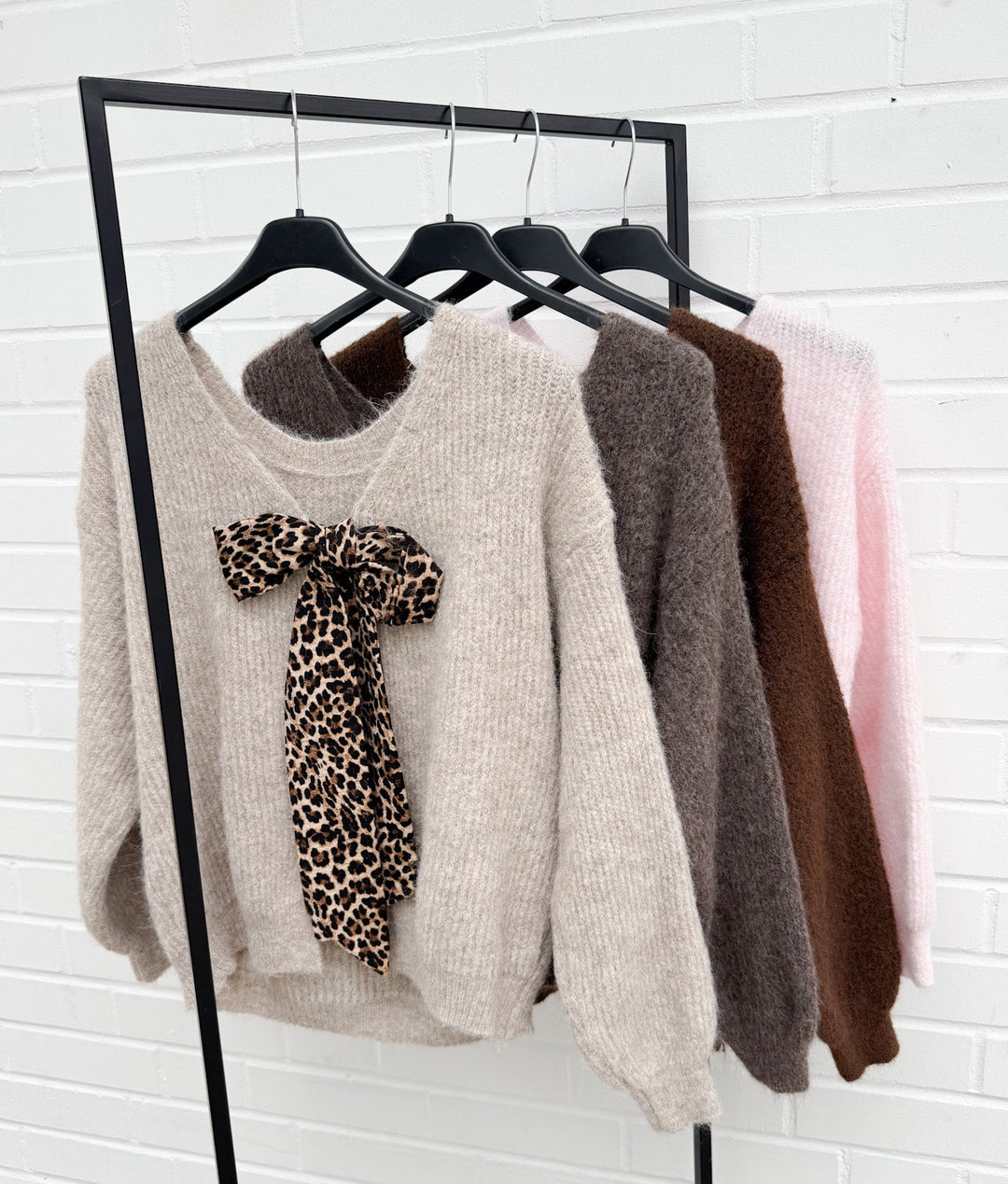 STRICKPULLOVER mit Leoparden Schleife - versch. Farben