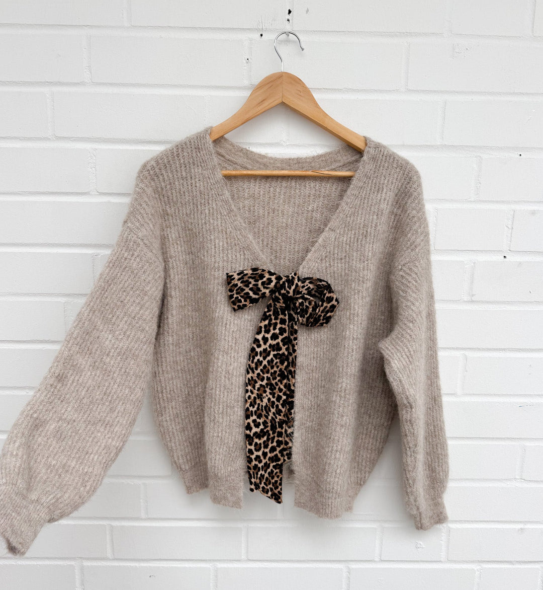 STRICKPULLOVER mit Leoparden Schleife - versch. Farben
