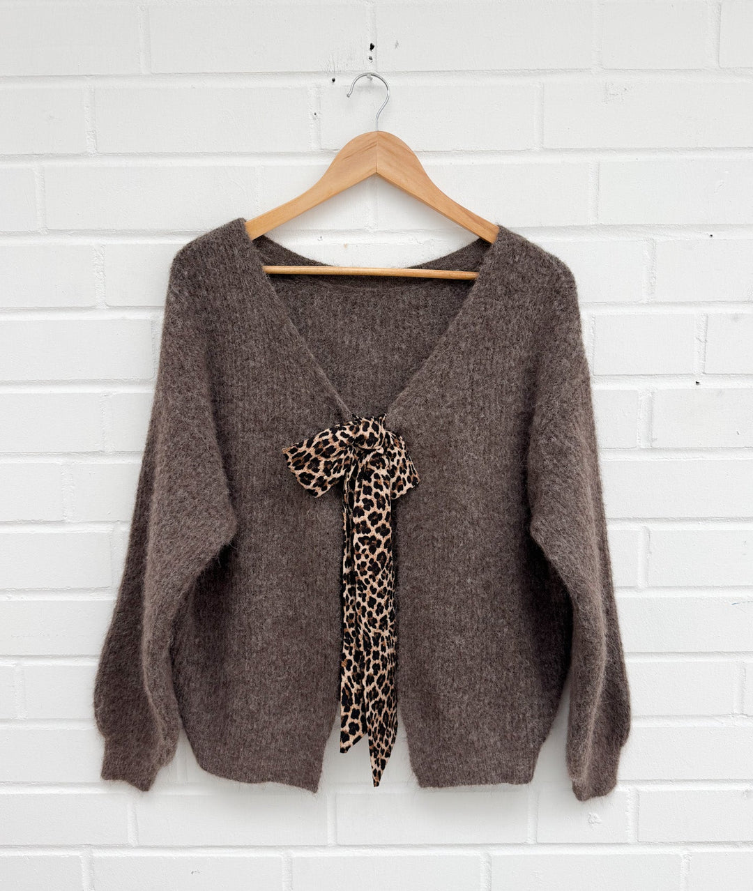 STRICKPULLOVER mit Leoparden Schleife - versch. Farben