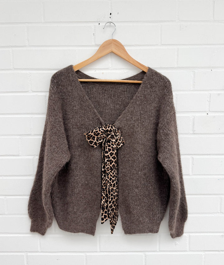 STRICKPULLOVER mit Leoparden Schleife - versch. Farben