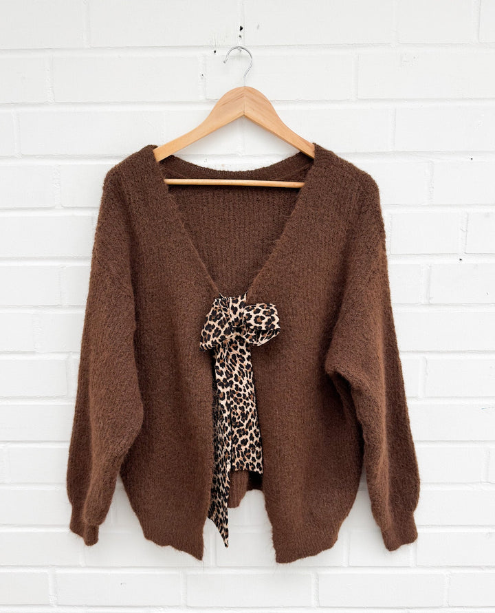 STRICKPULLOVER mit Leoparden Schleife - versch. Farben