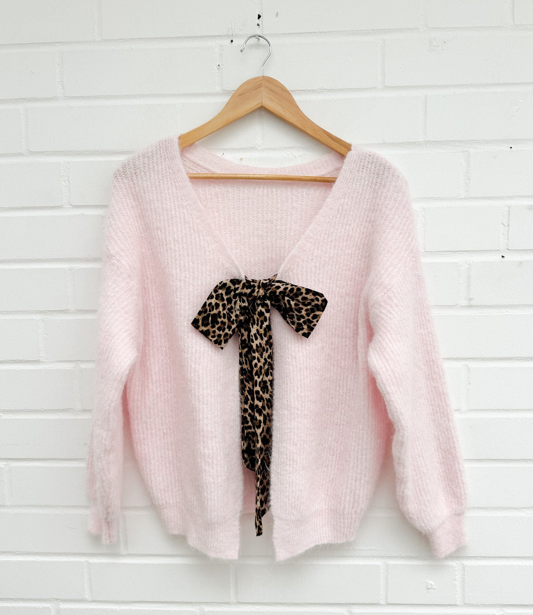 STRICKPULLOVER mit Leoparden Schleife - versch. Farben