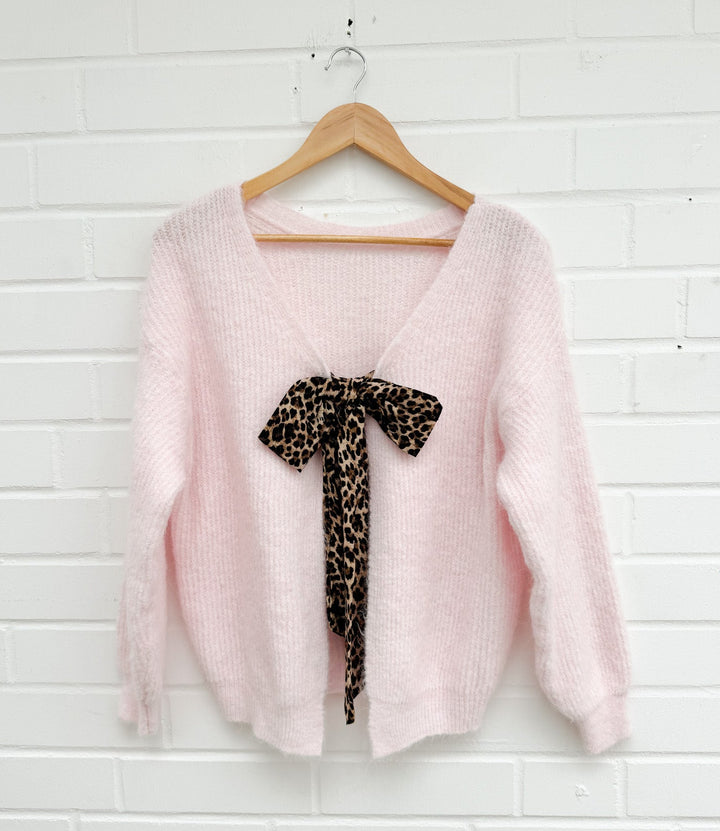 STRICKPULLOVER mit Leoparden Schleife - versch. Farben