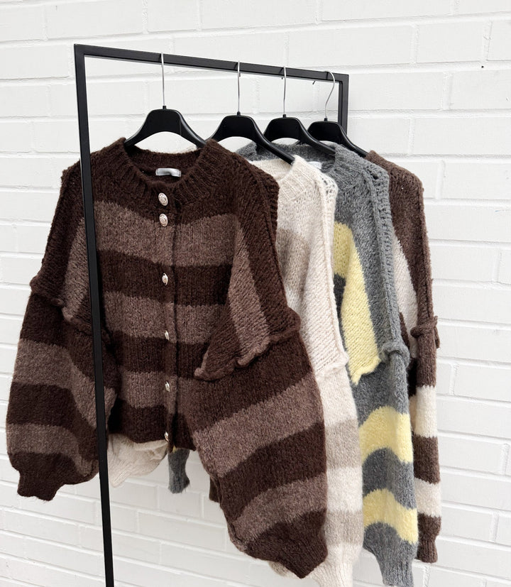 KURZE STREIFEN STRICKJACKE MAIRA - versch. Farben