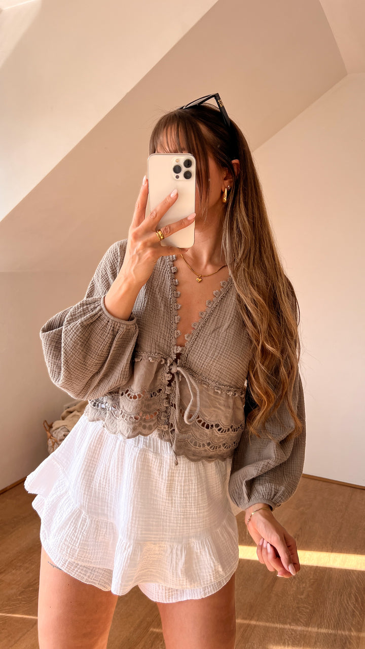 MUSSELIN BLUSE ZUM BINDEN mit Lochmuster - taupe