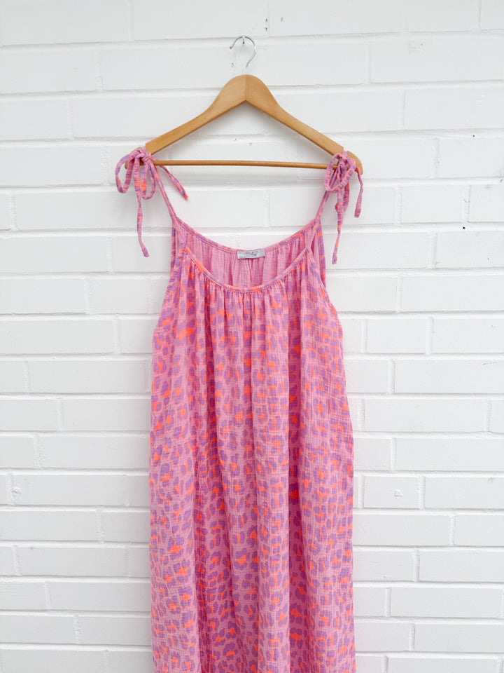 LANGES MUSSELIN LEO TRÄGER MAXIKLEID - flieder/rosa