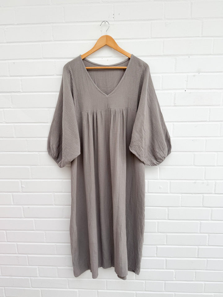 MIDI MUSSELIN TUNIKAKLEID - taupe