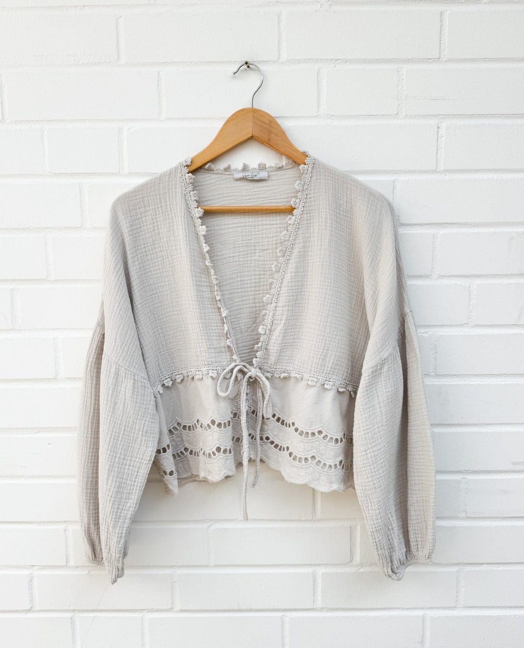 MUSSELIN BLUSE ZUM BINDEN mit Lochmuster - versch. Farben