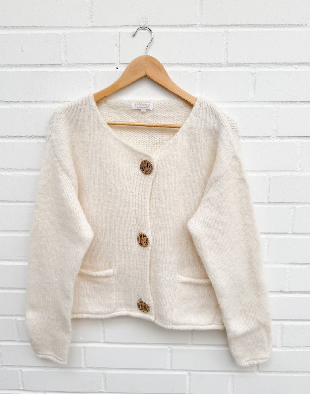 COTTON STRICKJACKE mit goldenen Knöpfen - beige