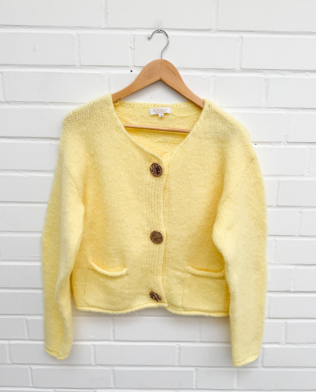 COTTON STRICKJACKE mit goldenen Knöpfen - gelb