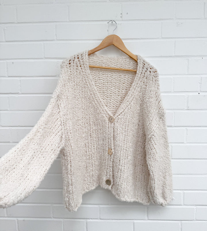 BOUCLE STRICKJACKE mit goldenen Knöpfen - Versch. Farben