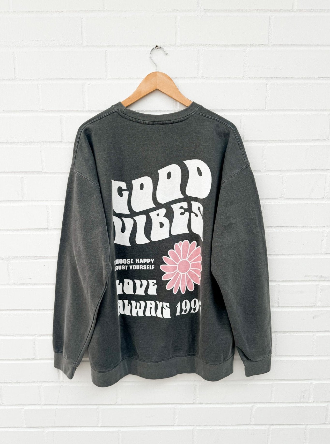 GOOD VIBES FLOWER SWEATER - d.grau