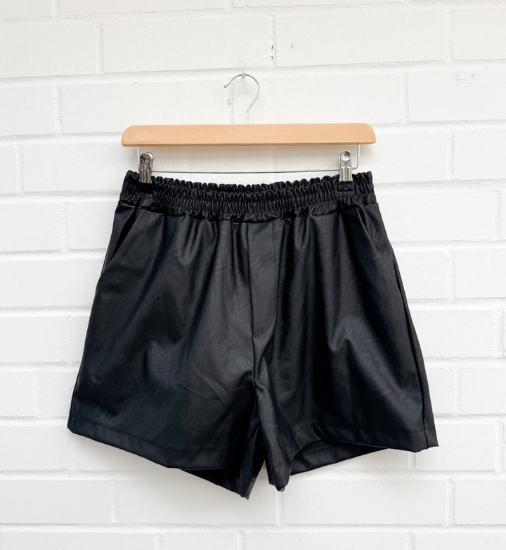 LEDEROPTIK SHORTS - Versch.