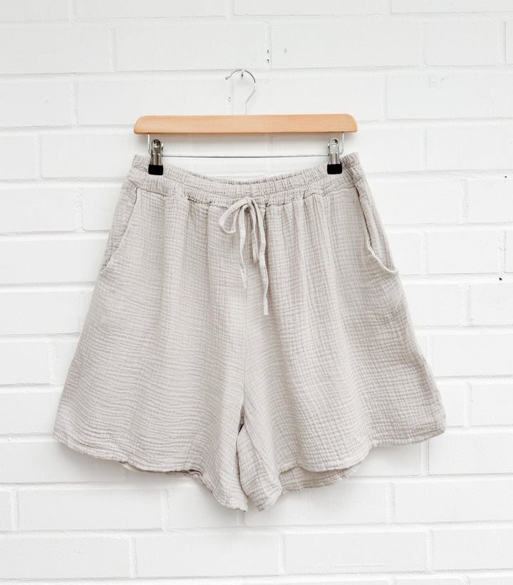 CURVY MUSSELIN SHORTS - versch. Farben