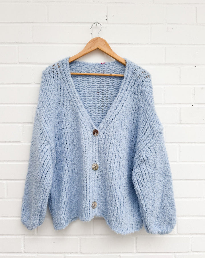 BOUCLE STRICKJACKE mit goldenen Knöpfen - Versch. Farben