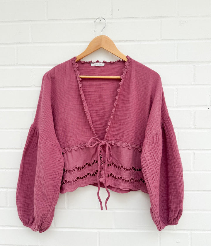 MUSSELIN BLUSE ZUM BINDEN mit Lochmuster - Himbeere