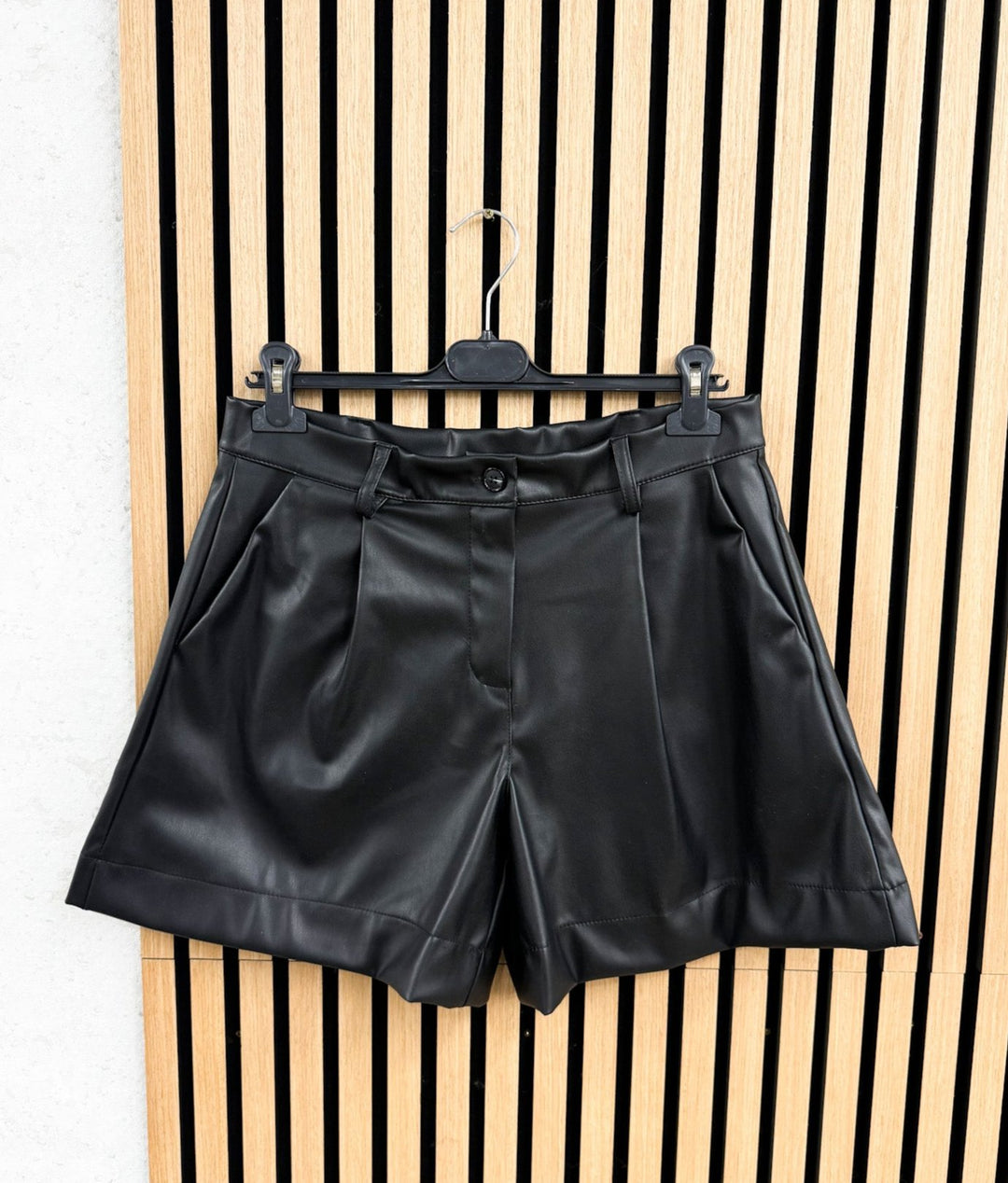 LEDEROPTIK SHORTS mit Knopf - schwarz (C2)