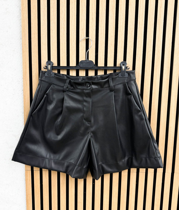 LEDEROPTIK SHORTS mit Knopf - schwarz