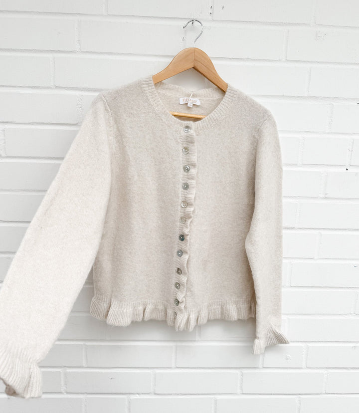 RÜSCHEN FINE STRICKJACKE - versch. Farben