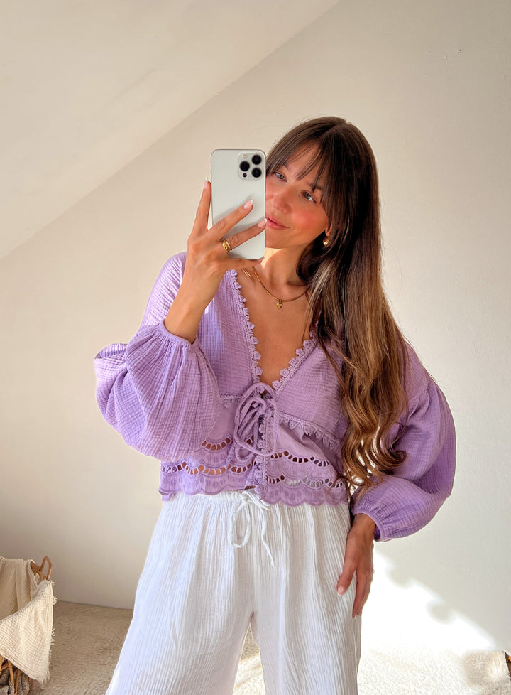 MUSSELIN BLUSE ZUM BINDEN mit Lochmuster - lila