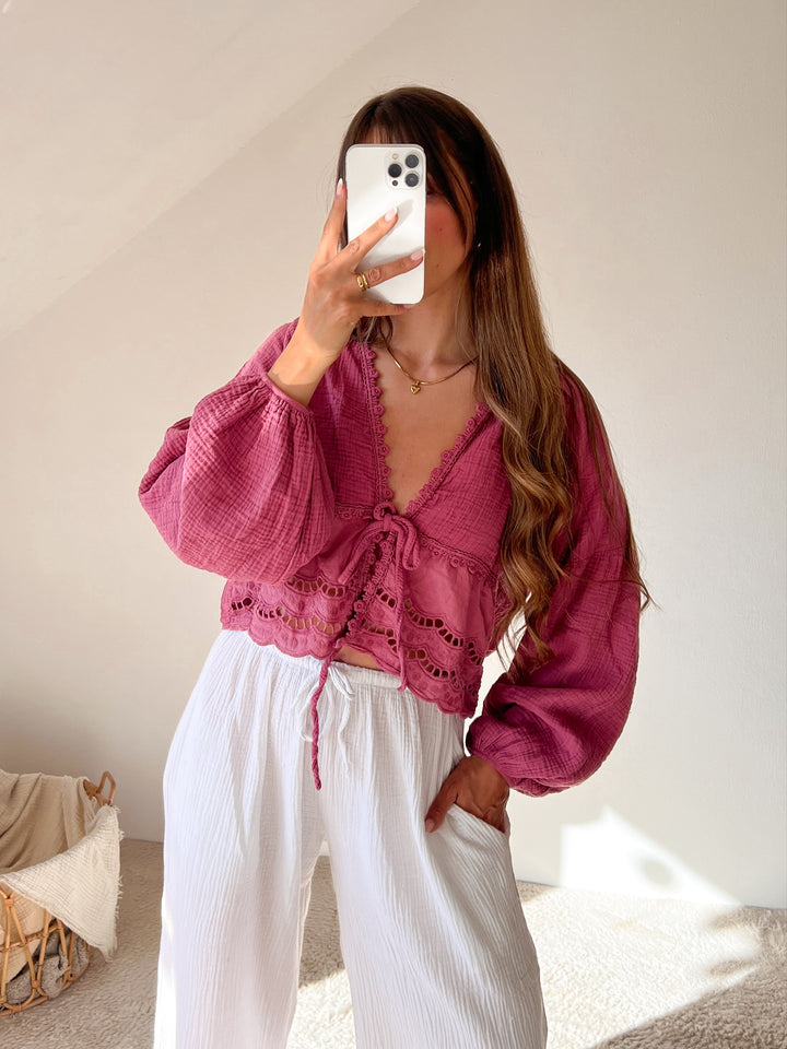 MUSSELIN BLUSE ZUM BINDEN mit Lochmuster - Himbeere