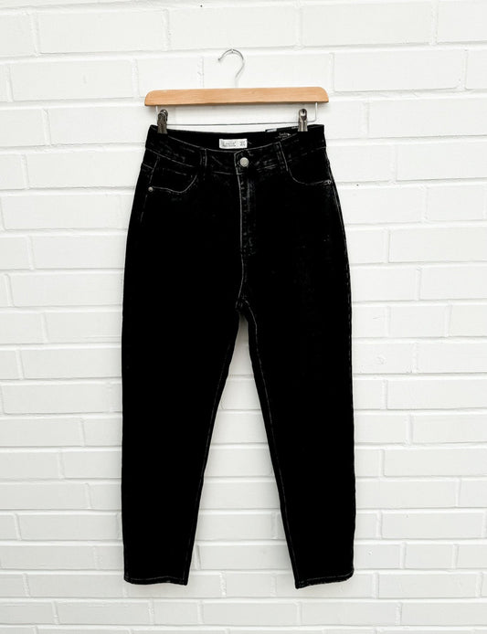 BLACK WASHED MOMFIT JEANS