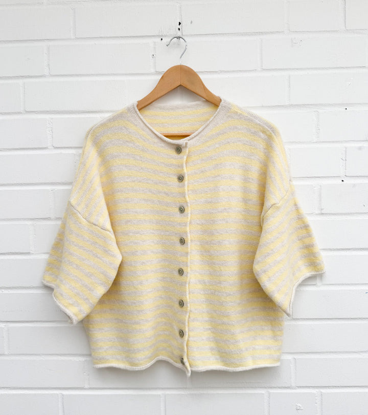 GESTREIFTE KURZARM STRICKJACKE ROSI - versch. Farben