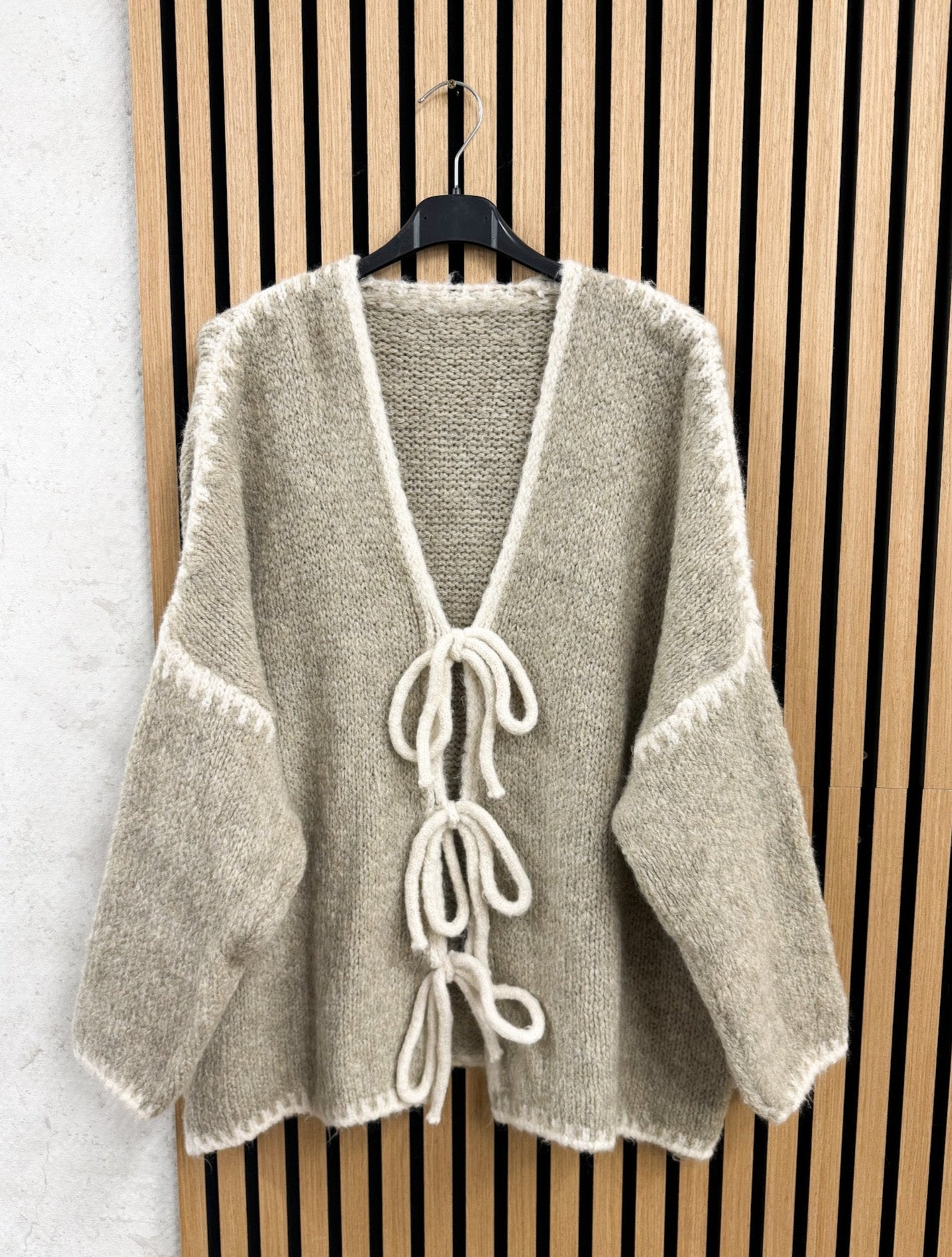 STRICKJACKE MIT DREI SCHLEIFEN - taupe