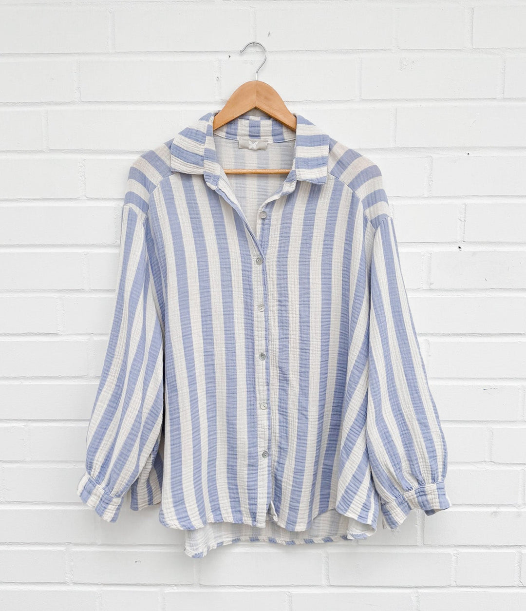 OVERSIZE GESTREIFTE MUSSELIN BLUSE - hellblau