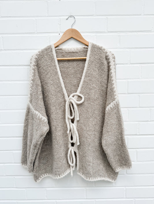 STRICKJACKE MIT DREI SCHLEIFEN - taupe